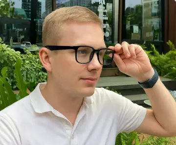 NeuroView AI Glasses - Ava L.